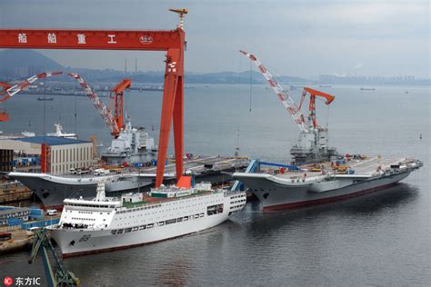 两艘中国航母在大连首次并排停靠：双舰合璧