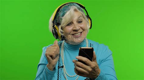 戴耳机跳舞的老年式老奶白种人成熟女高清图片下载-正版图片503849067-摄图网