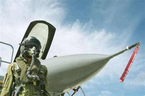 战斗机图片-一架战斗机在空中云层上飞行素材-高清图片-摄影照片-寻图免费打包下载