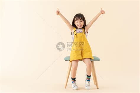 小女孩坐在椅子上高清图片下载-正版图片501371669-摄图网