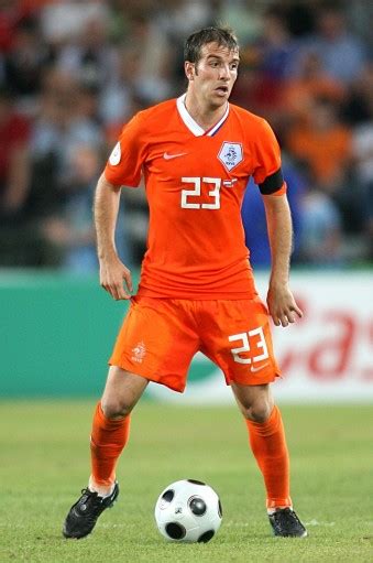 图文:[欧洲杯]荷兰1-3俄罗斯 范德法特带球-搜狐体育