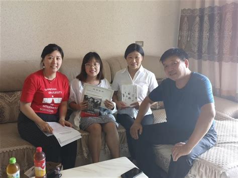 100余名大学教师登门家访送上“成长足迹单” 上海对外经贸大学“家校共育”出实招-教育频道-东方网