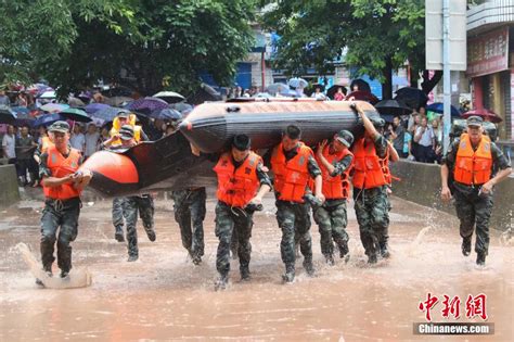 重庆万州暴雨袭城 镜头记录武警官兵救援瞬间（图）_图片_中国小康网