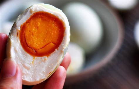 如何腌鸭蛋出油又好吃窍门 ，鸭蛋不变质，起沙流油吃着香 | 说明书网