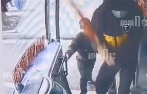 视频骇人！柳州一客车司机遭多人拦车殴打，原因让人气愤…|南国早报网-广西主流都市新闻门户