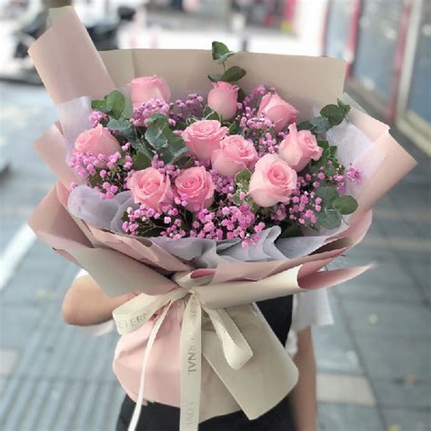11朵粉玫瑰搭配粉色满天星、尤加利鲜花束按图制作做出图片效果订单详情-花娃-中国最大花店加盟平台