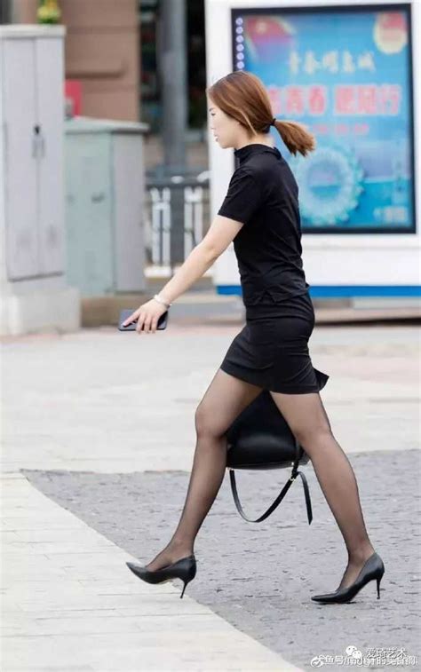 上海街拍：美女身穿黑色紧身包臀裙，搭配黑丝袜，妥妥的职场女神