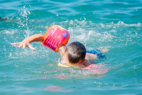 小孩子在海里戴臂章游泳儿童游泳训练高清图片下载-正版图片506374444-摄图网