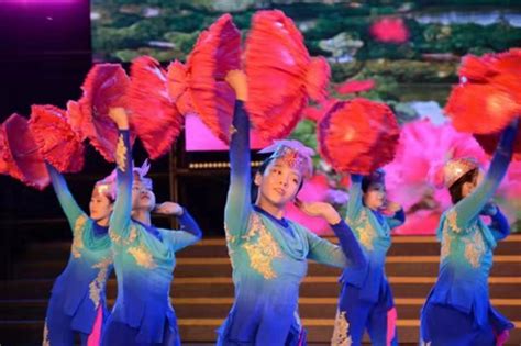 72支广场舞队盐城秀舞技 堪称世界“舞林大会”