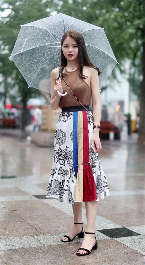 北京街拍 街头美女们露肩又露腰 夏季独有的养眼风景线-服装潮流搭配-CFW服装设计网手机版