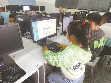 孩子们在学习电脑操作。