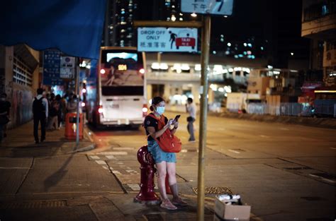 香港5个人中就有一个是穷人？冬夜，栖息于香港麦当劳的“难民”流落街头_手机新浪网