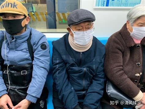 上海九号线地铁里让座的老人 - 知乎