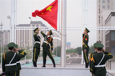 新年第一天，香港市民踊跃参加国旗升旗仪式_南方网