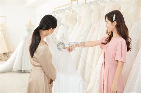 顾客与设计师一起挑选婚纱高清图片下载-正版图片501655578-摄图网