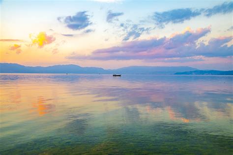 琉璃万顷抚仙湖 中国最大的深水型淡水湖泊 藏大型水下古城遗迹