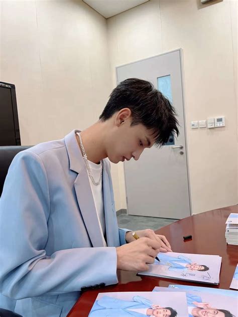 秦霄贤自拍黄色系私服图片