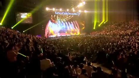 演唱会舞台现场和观众高清图片下载-正版图片500653530-摄图网