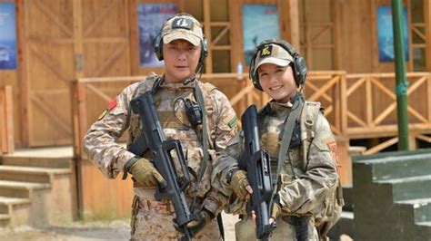 特种兵首长为了确保女特种兵安全，命令男兵给女兵做火力掩护！_腾讯视频