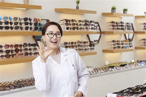 认真在眼镜店工作的成年女性配镜师高清图片下载-正版图片502153405-摄图网