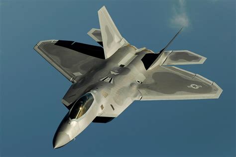 美军驻中东F-22战斗机现身 与电子战机并肩作战