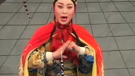 郑州闹市区的戏曲演出，据说是河南最好的豫剧团，现场人山人海