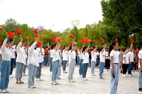 【献礼新中国70周年】近千名大学生为祖国齐唱赞歌-安庆师范大学