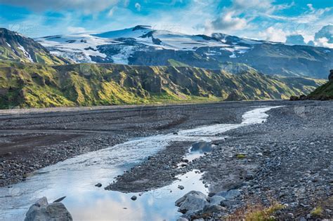 爆发中的艾雅法拉火山，冰岛 (© moodboard/Cultura/Getty Images) 壮丽的火山在积蓄许久以后，终于按耐不住，把 ...