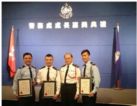 香港警务处嘉奖去年占中期间以三敌百警官|占中_新浪新闻