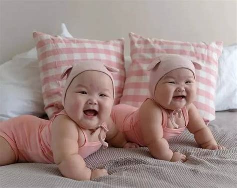 未婚女子生三个一模一样的双胞胎兄弟，表情、神态逆天同步！_科技_中国网