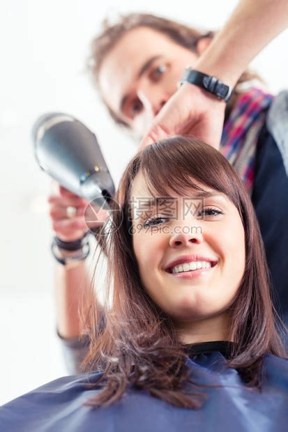 理发师在店里吹干女人的头发高清图片下载-正版图片507217810-摄图网