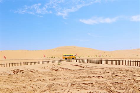 中国西部内蒙古阿拉善右旗巴丹吉林沙漠粉红湖视频素材_ID:VCG2217187862-VCG.COM