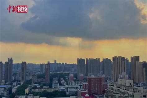 郑州上空出现“金光穿洞”景象-中新网视频