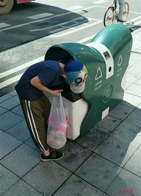 捡100个瓶子才能回家，“虎妈”让孩子捡垃圾换钱体验生活_武汉_新闻中心_长江网_cjn.cn