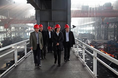 2月27日鞍山市副市长、代理市长吴忠琼到公司视察，总经理张铁汉陪同并介绍企业生产情况。