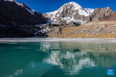 Tibetan peak a beautiful, rare sight_荔枝网新闻