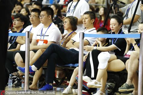 姚明四川做慈善 率小学生球队比赛被罚俯卧撑--24小时滚动新闻-人民网