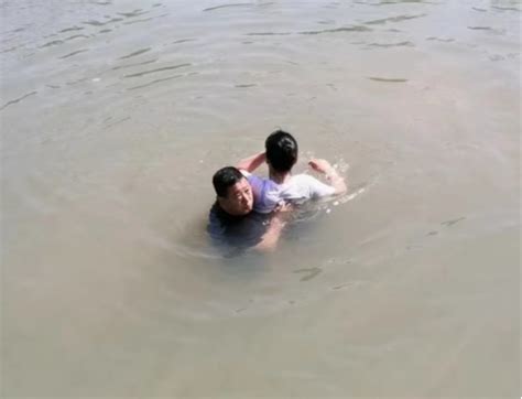 路见女子寻短见，他纵身跳入水塘救人