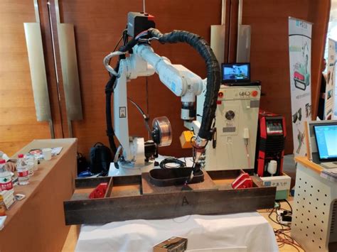 焊接机器人主要包括机器人和焊接设备两部分-济南恒捷自动化设备有限公司