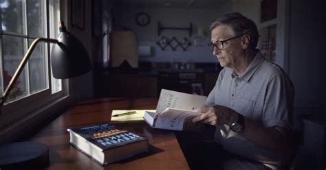 比尔盖茨出生时间是1955年10月28日，地点是美国西雅图。 盖茨进入湖滨中学之后迷上了电脑，从此就无心上其他课，每天都泡在计算中心。从8年级 ...