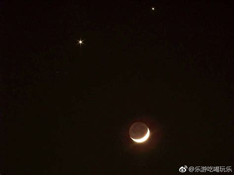 双星伴月又称“金木合月”，是指金星、木星和月球同时出现在夜空中
