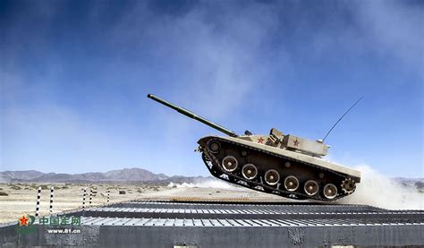 中国新型主战坦克性能先进 高速行进中射击6发6中 (3)--军事--人民网