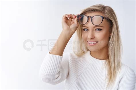 身穿毛衣、摘下眼镜、年轻漂亮、快乐的欧洲女性的特写镜头，看起来很高兴，带着纯粹乐观的微笑，在白墙上的新镜框里宣传眼镜感觉良好。医疗健康免费下载 ...