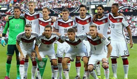 球迷举着德国国旗照片摄影图片_ID:125782394-Veer图库