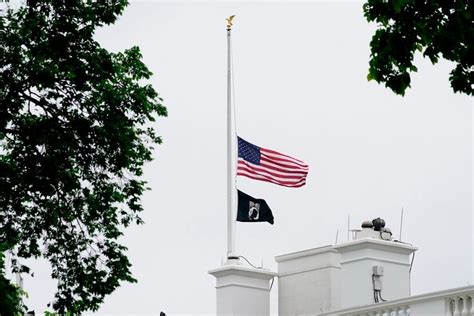 拜登宣布美国白宫降半旗 悼念印第安纳州联邦快递中心枪击案遇难者
