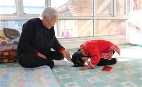 春节孩子给父母及祖辈行顿首礼是传承中国文化__凤凰网
