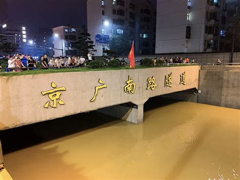 郑州京广路隧道入口基本清理完毕 深处积水仍在强力抽出
