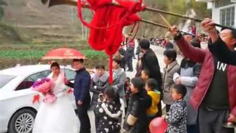 娶新娘子啦，村里人都来观看，贵州铜仁农村普通人家结婚_腾讯视频