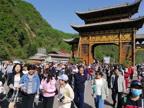 渭滨区在天台山风景区举行2021年庆“五一”万人健步行活动-西部之声