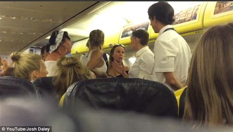 一群醉女脏话连篇大闹机舱 被警察带走乘客鼓掌欢呼 - 民航 - 航空圈——航空信息、大数据平台